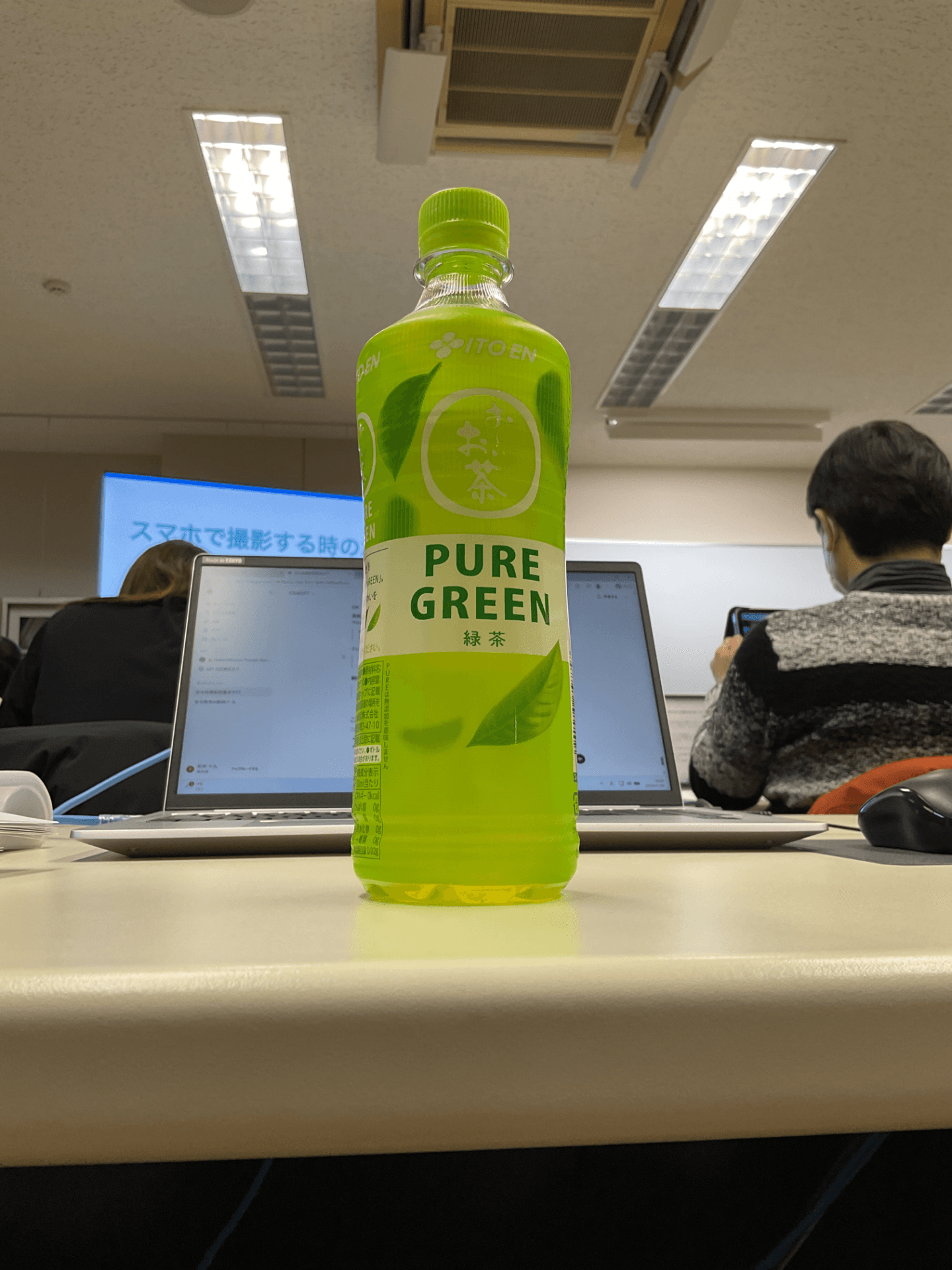 仕事中の疲労回復に効果的な緑茶飲料の選び方
